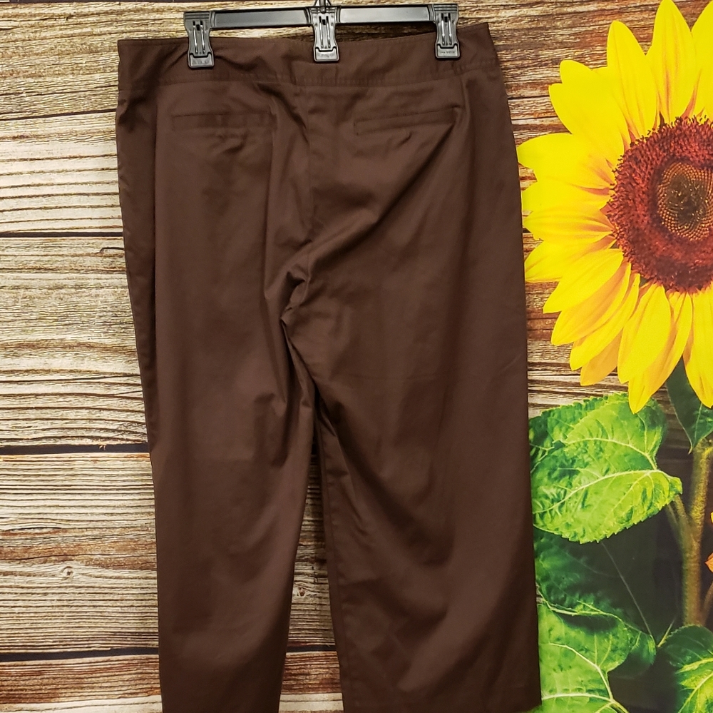 Bandolino Women's Brown Capris like new - Picture 3 of 3